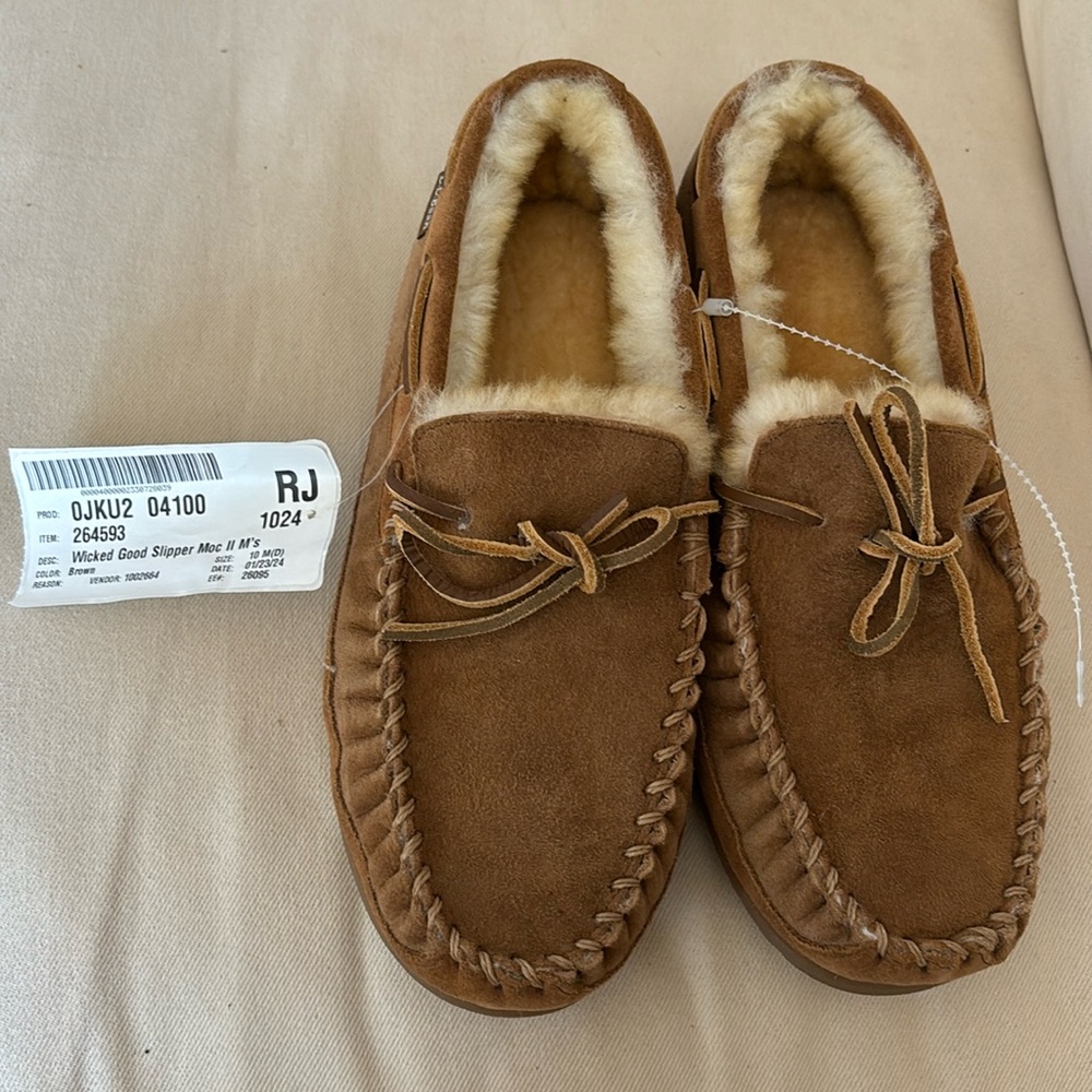 Men’s 10M LL Bean Moccasin Wicked Good Slipper, brand new with tag